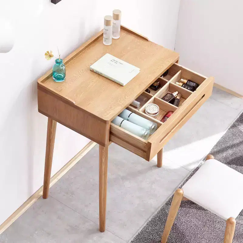 Coiffeuse moderne en bois avec tiroirs de rangement, étagères amovibles et rebords surélevés.