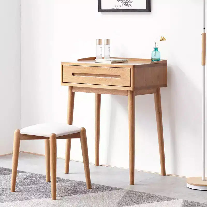 Coiffeuse moderne en bois avec tiroirs de rangement, étagères amovibles et rebords surélevés.
