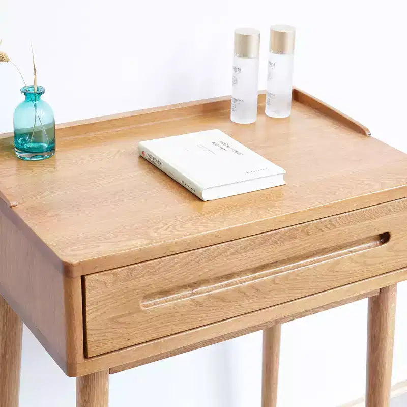 Coiffeuse moderne en bois avec tiroirs de rangement, étagères amovibles et rebords surélevés.
