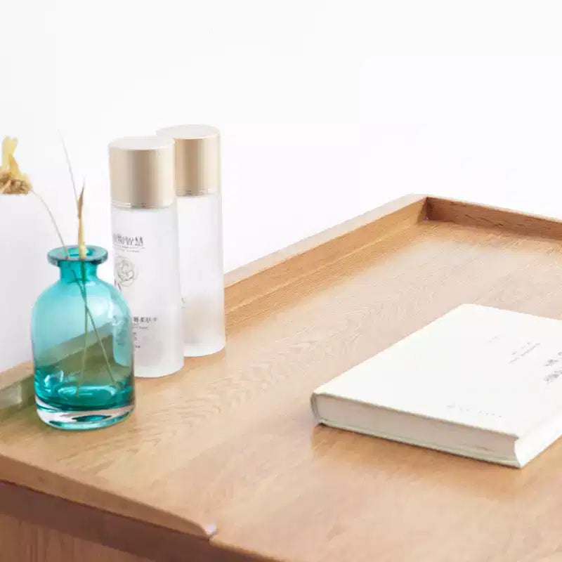 Coiffeuse moderne en bois avec tiroirs de rangement, étagères amovibles et rebords surélevés.