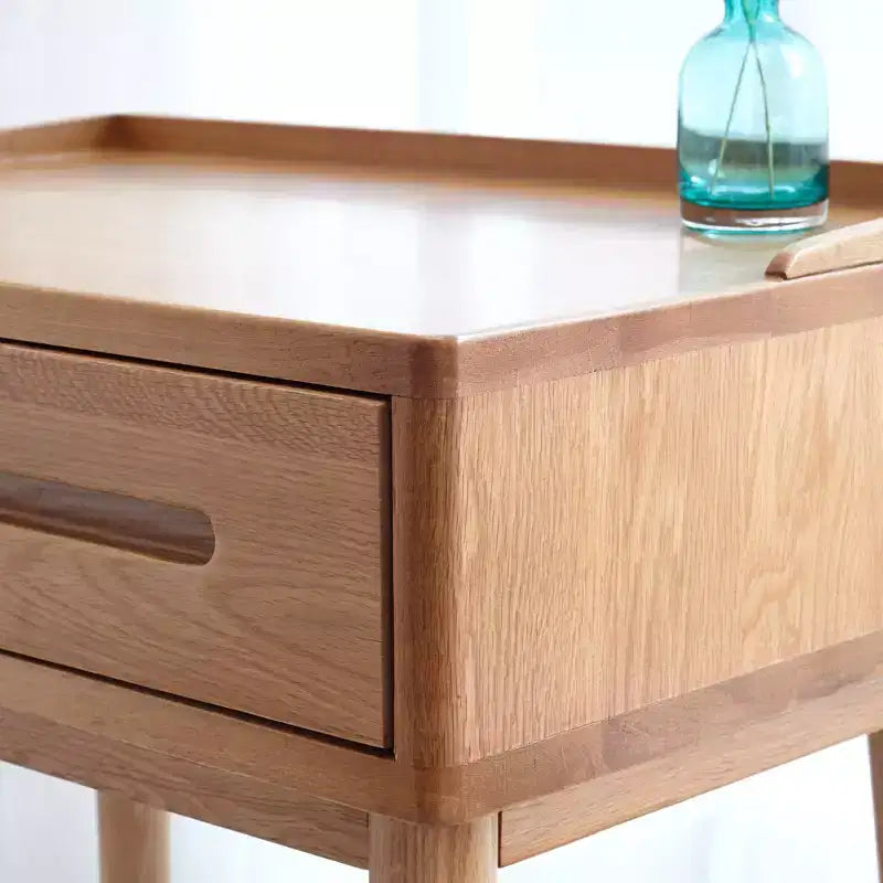 Coiffeuse moderne en bois avec tiroirs de rangement, étagères amovibles et rebords surélevés.