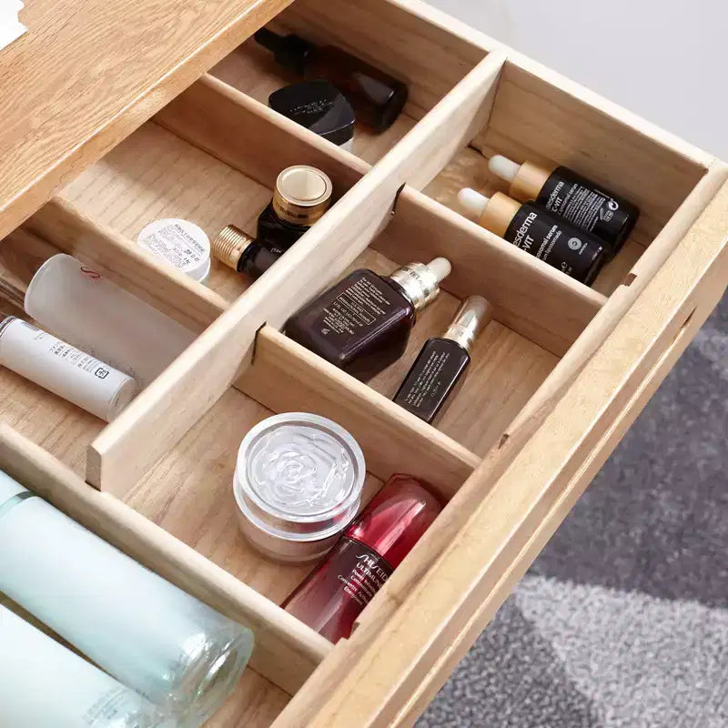 Coiffeuse moderne en bois avec tiroirs de rangement, étagères amovibles et rebords surélevés.