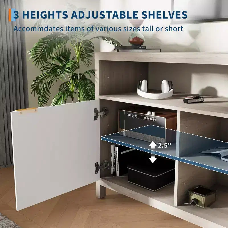 Meuble TV de salon moderne avec console média en bois, portes intégrées et étagères ouvertes.