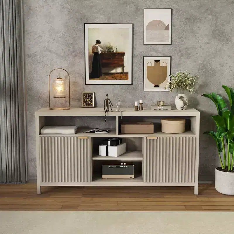 Meuble TV de salon moderne avec console média en bois, portes intégrées et étagères ouvertes.