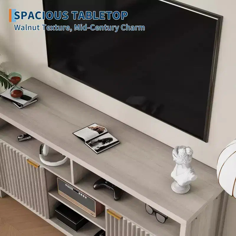 Meuble TV de salon moderne avec console média en bois, portes intégrées et étagères ouvertes.