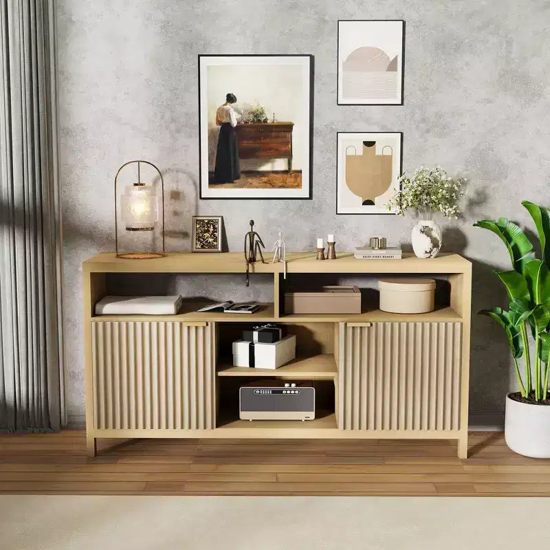 Meuble TV de salon moderne avec console média en bois, portes intégrées et étagères ouvertes.