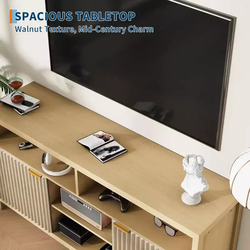 Meuble TV de salon moderne avec console média en bois, portes intégrées et étagères ouvertes.