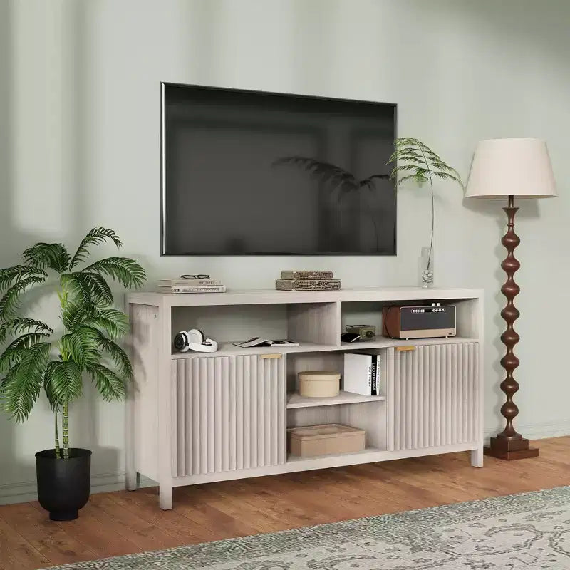 Meuble TV de salon moderne avec console média en bois, portes intégrées et étagères ouvertes.
