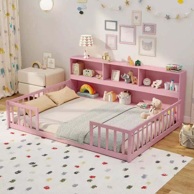 Lit au sol Montessori avec étagères à livres, étagères de rangement et barrières de sécurité.