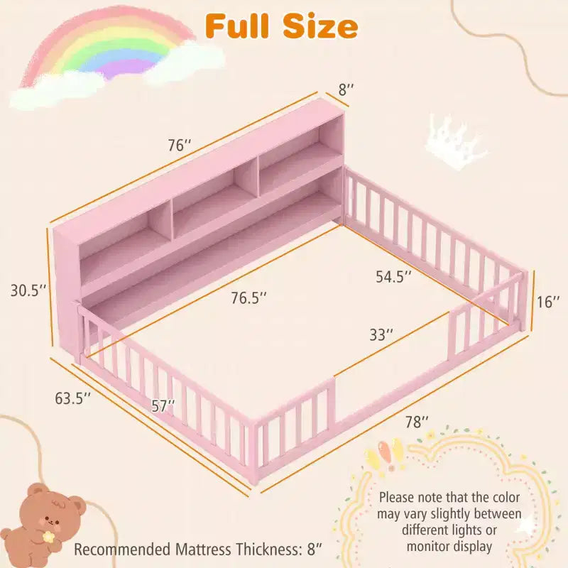 Lit au sol Montessori avec étagères à livres, étagères de rangement et barrières de sécurité.