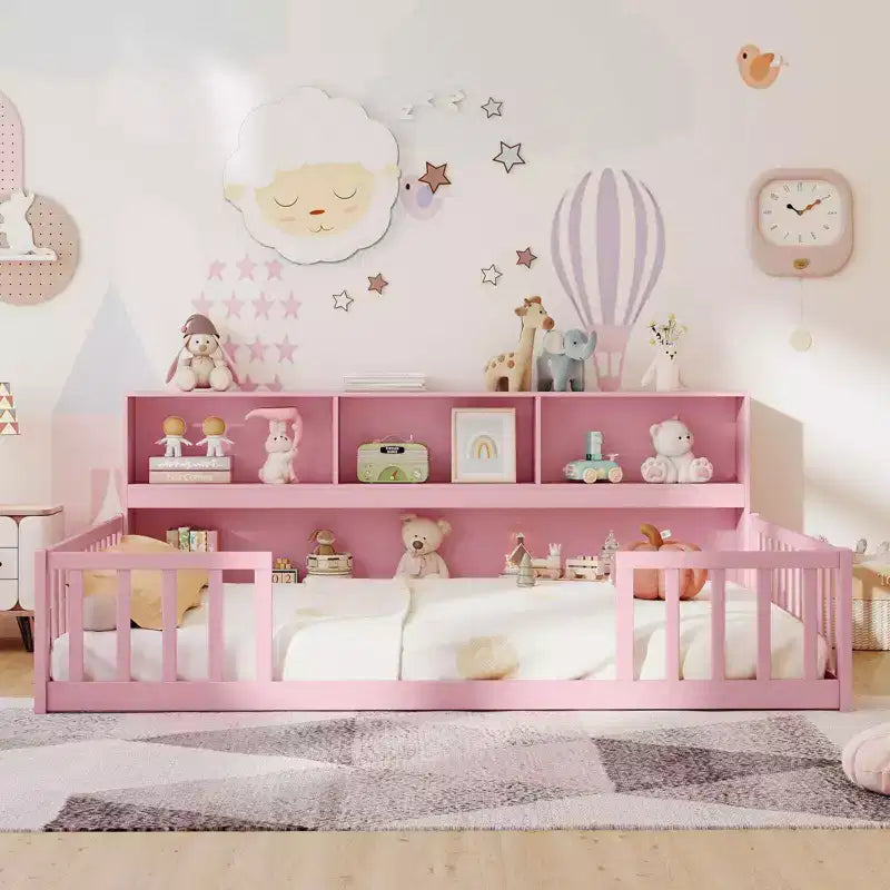 Lit au sol Montessori avec étagères à livres, étagères de rangement et barrières de sécurité.