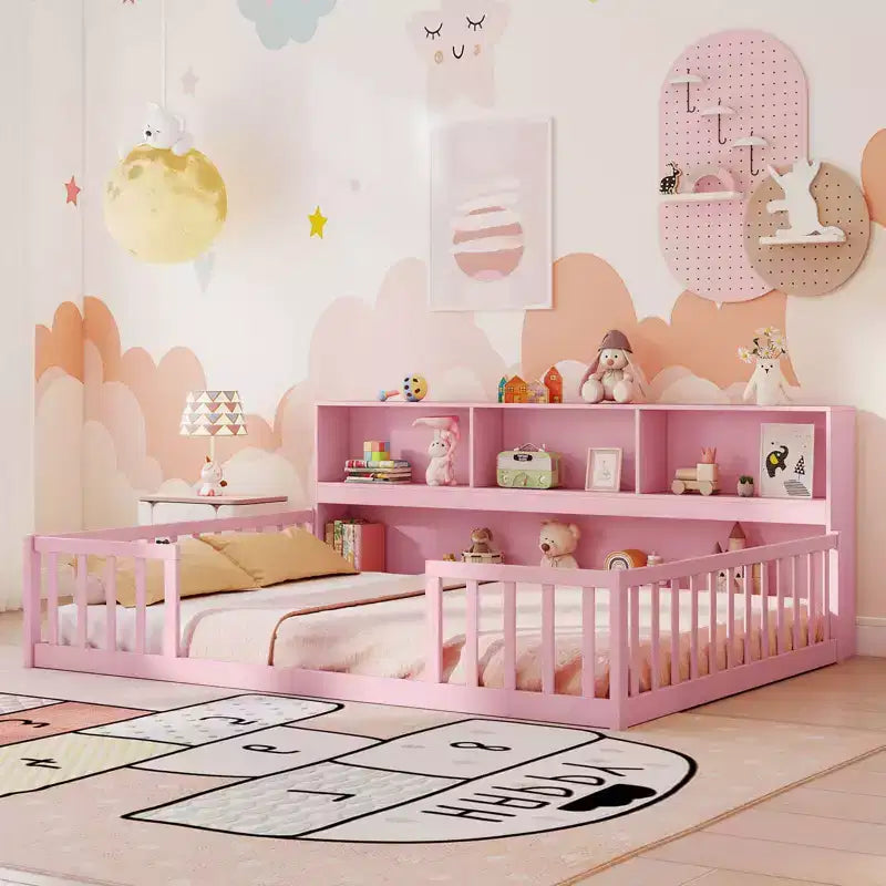 Lit au sol Montessori avec étagères à livres, étagères de rangement et barrières de sécurité.