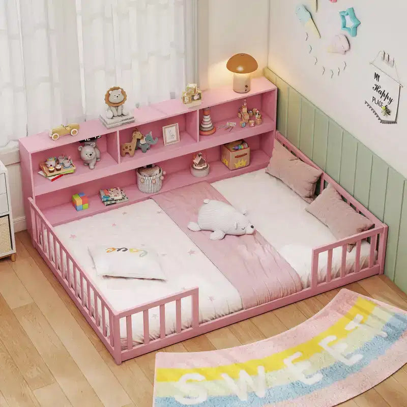 Lit au sol Montessori avec étagères à livres, étagères de rangement et barrières de sécurité.