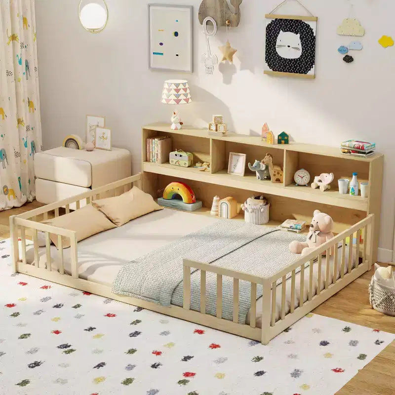 Lit au sol Montessori avec étagères à livres, étagères de rangement et barrières de sécurité.