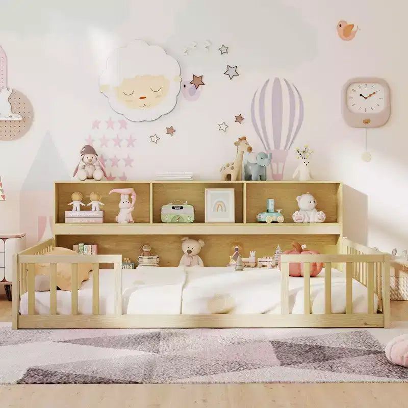 Lit au sol Montessori avec étagères à livres, étagères de rangement et barrières de sécurité.