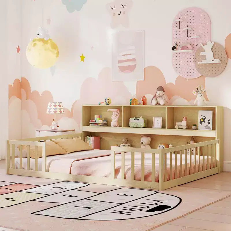 Lit au sol Montessori avec étagères à livres, étagères de rangement et barrières de sécurité.