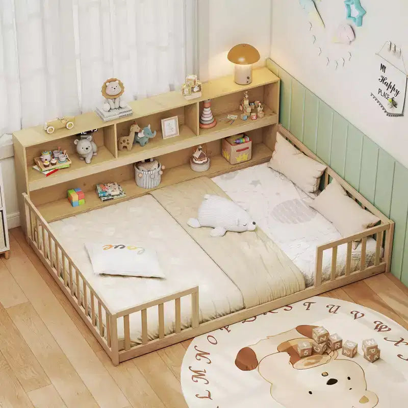 Lit au sol Montessori avec étagères à livres, étagères de rangement et barrières de sécurité.