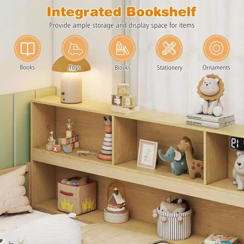 Lit au sol Montessori avec étagères à livres, étagères de rangement et barrières de sécurité.