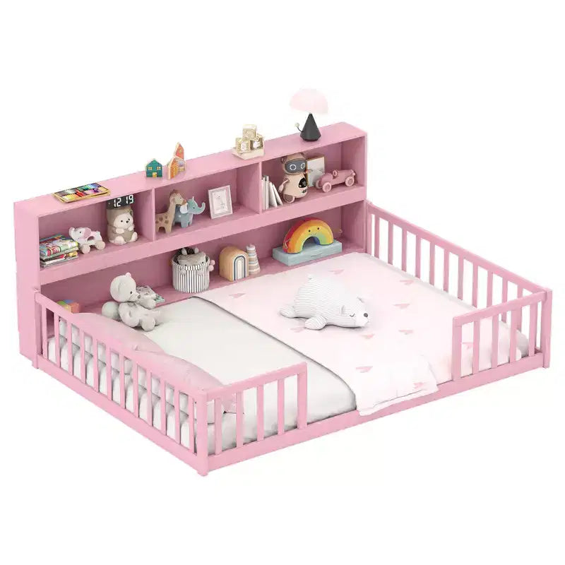 Lit au sol Montessori avec étagères à livres, étagères de rangement et barrières de sécurité.