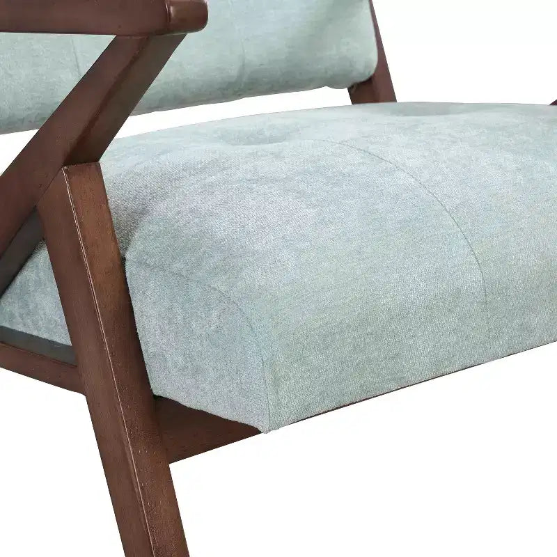 Un fauteuil de salon de style moderne du milieu du siècle avec une assise moelleuse, des accoudoirs inclinés et un cadre en bois massif.