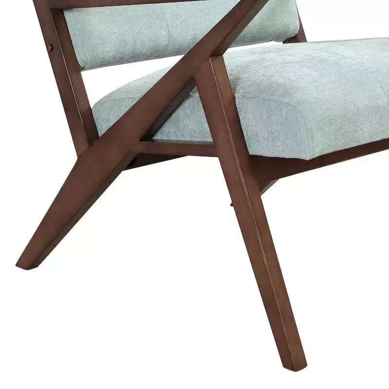 Un fauteuil de salon de style moderne du milieu du siècle avec une assise moelleuse, des accoudoirs inclinés et un cadre en bois massif.