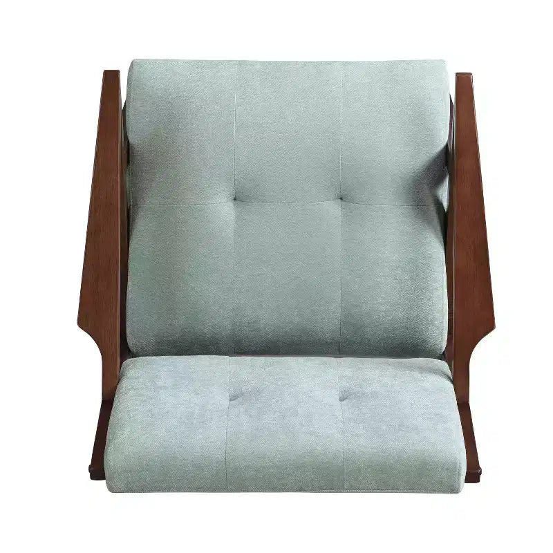 Un fauteuil de salon de style moderne du milieu du siècle avec une assise moelleuse, des accoudoirs inclinés et un cadre en bois massif.