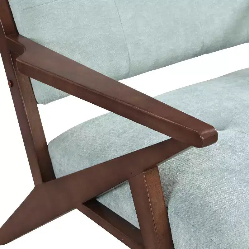 Un fauteuil de salon de style moderne du milieu du siècle avec une assise moelleuse, des accoudoirs inclinés et un cadre en bois massif.