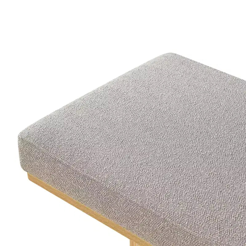 Banc décoratif en tissu à pieds épais, style moderne.