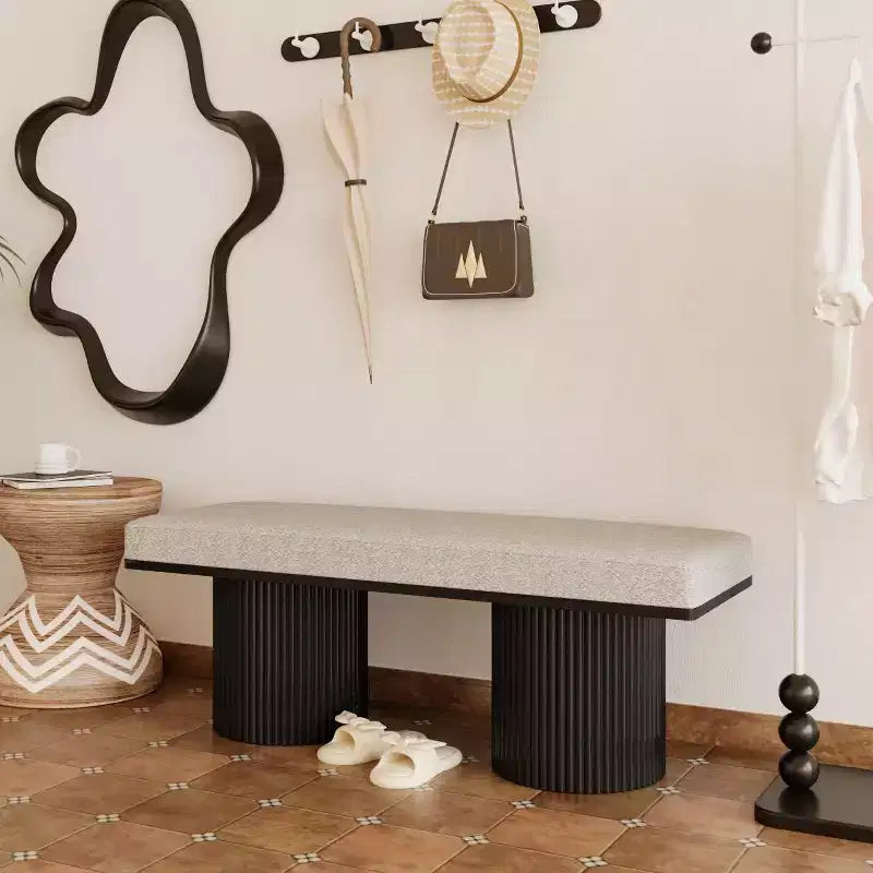 Banc décoratif en tissu à pieds épais, style moderne.
