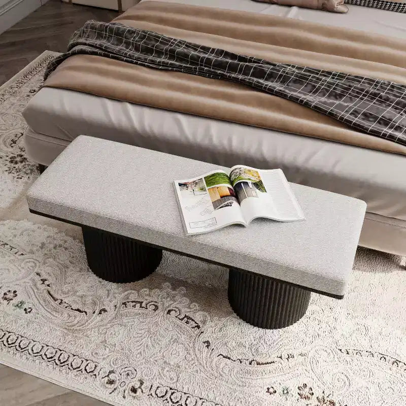Banc décoratif en tissu à pieds épais, style moderne.