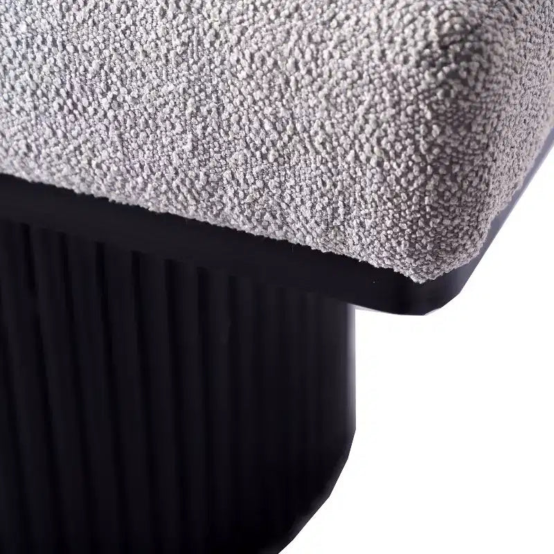Banc décoratif en tissu à pieds épais, style moderne.