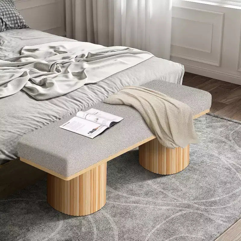 Banc décoratif en tissu à pieds épais, style moderne.