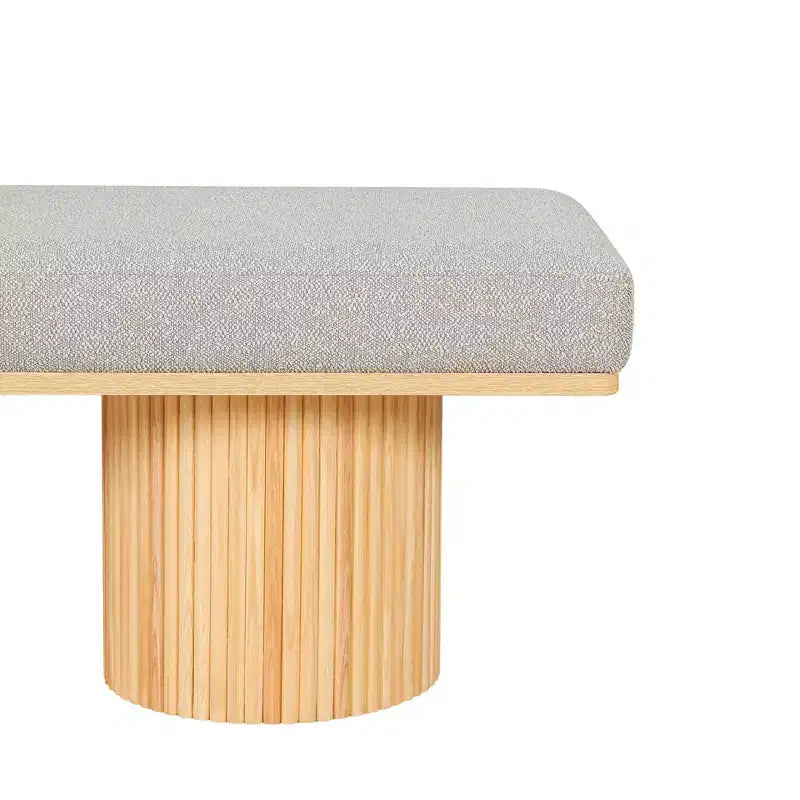 Banc décoratif en tissu à pieds épais, style moderne.