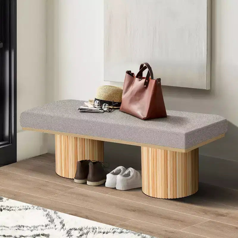 Banc décoratif en tissu à pieds épais, style moderne.