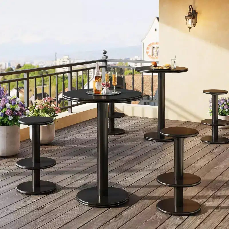 Table de bar ronde et haute avec chaises; table de bar bistro moderne avec deux tabourets de bar; table cocktail haute en bois.