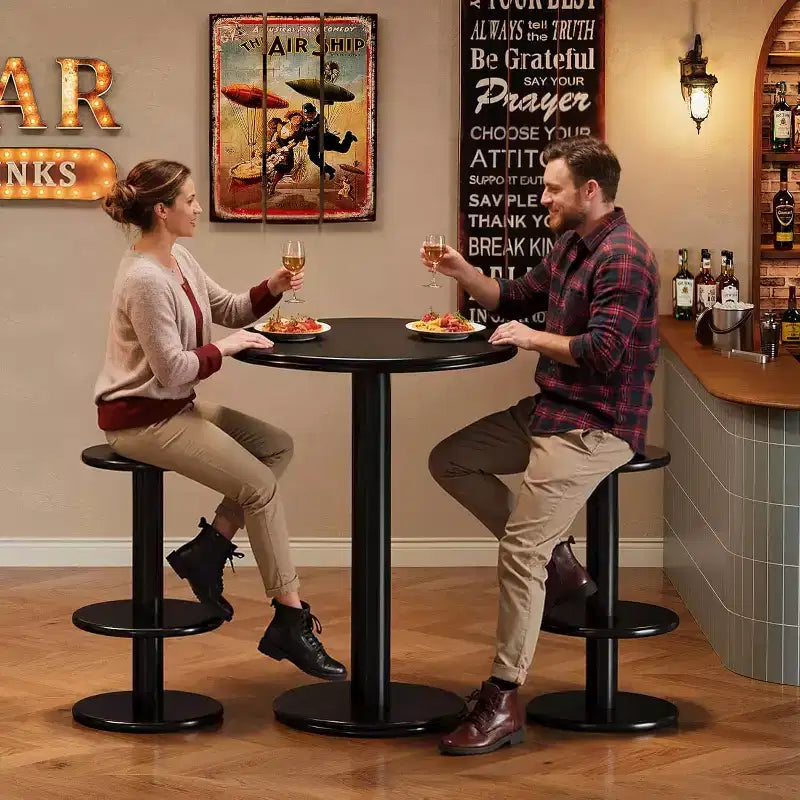 Table de bar ronde et haute avec chaises; table de bar bistro moderne avec deux tabourets de bar; table cocktail haute en bois.