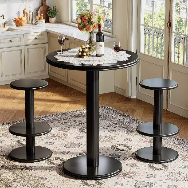Table de bar ronde et haute avec chaises; table de bar bistro moderne avec deux tabourets de bar; table cocktail haute en bois.