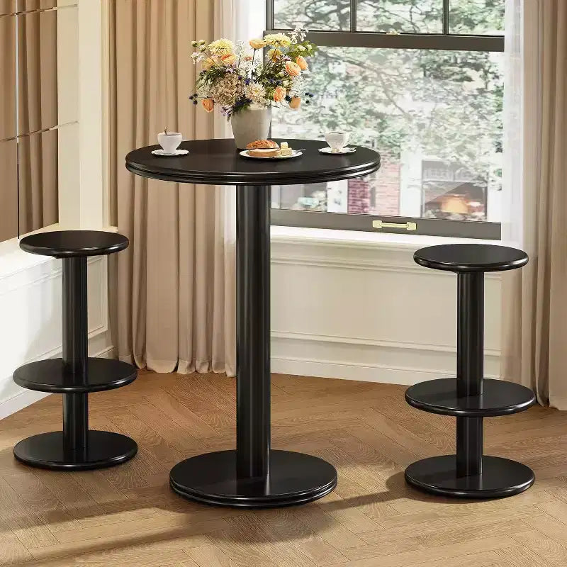 Table de bar ronde et haute avec chaises; table de bar bistro moderne avec deux tabourets de bar; table cocktail haute en bois.