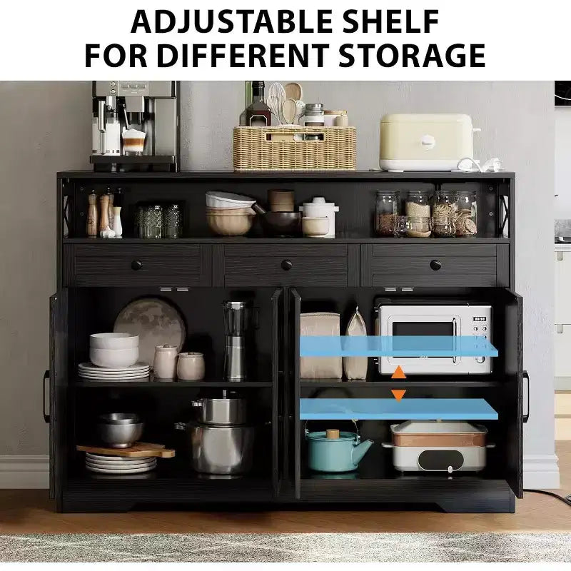 Un buffet noir de style ferme avec étagères de rangement et station de recharge intégrée.
