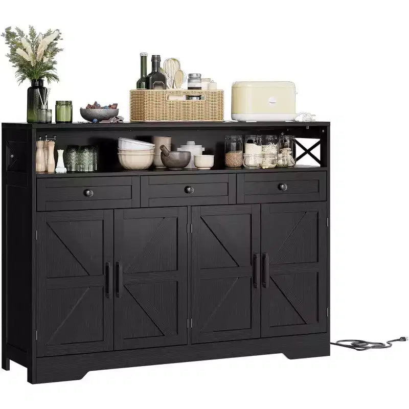 Un buffet noir de style ferme avec étagères de rangement et station de recharge intégrée.