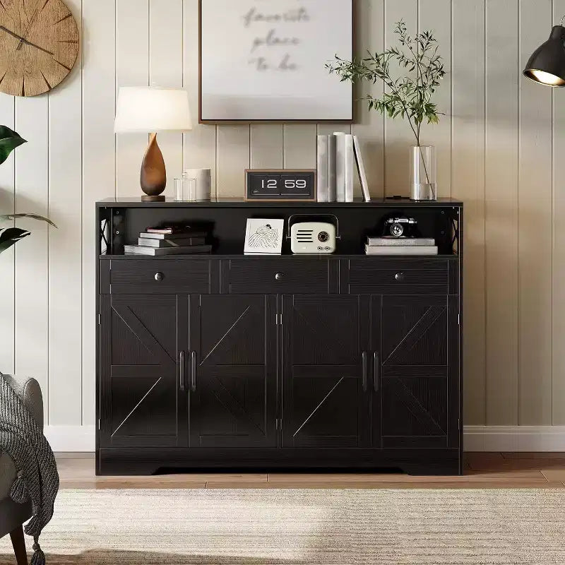 Un buffet noir de style ferme avec étagères de rangement et station de recharge intégrée.