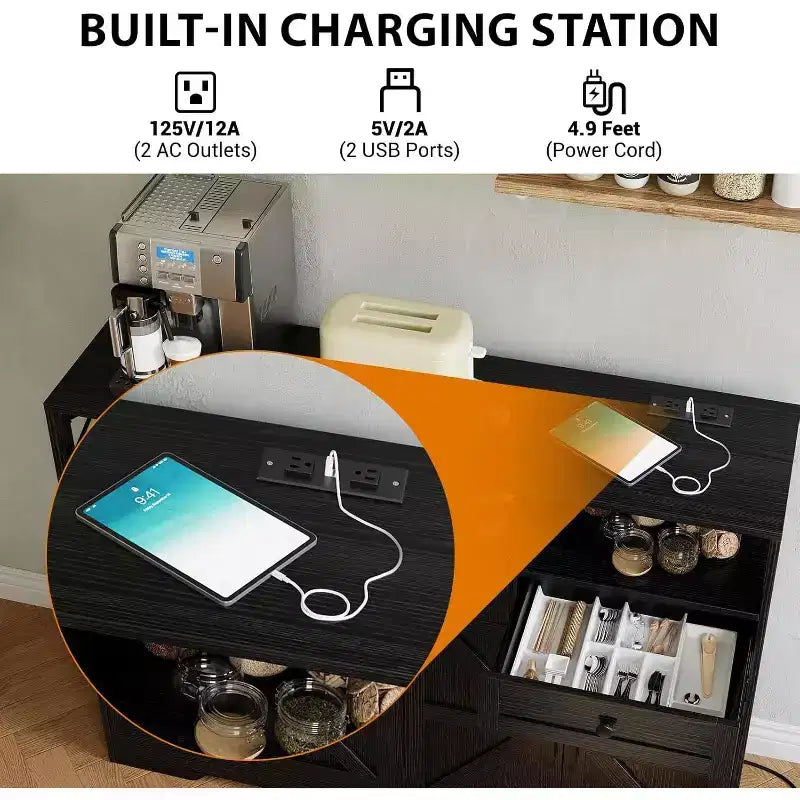 Un buffet noir de style ferme avec étagères de rangement et station de recharge intégrée.