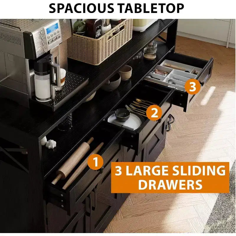 Un buffet noir de style ferme avec étagères de rangement et station de recharge intégrée.
