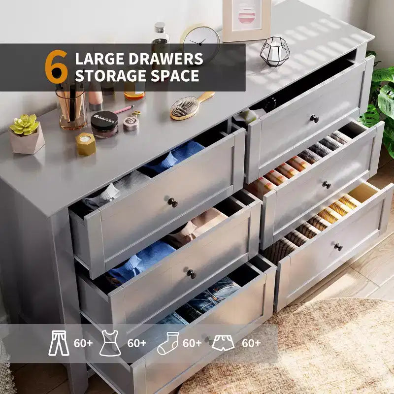 Commode à six tiroirs pour la chambre, avec de larges tiroirs en bois munis de poignées métalliques.
