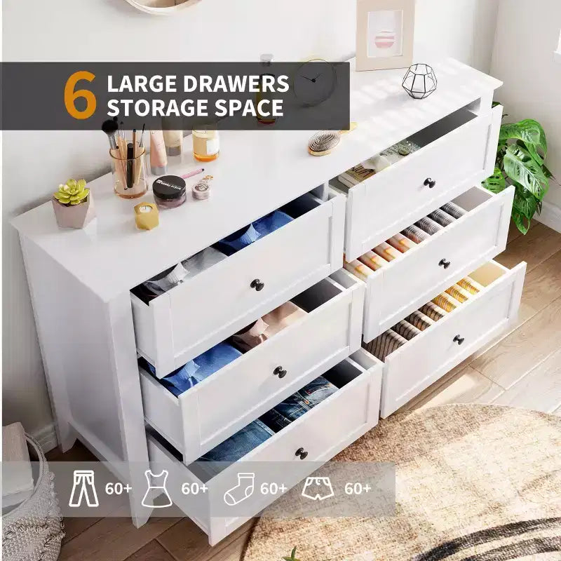 Commode à six tiroirs pour la chambre, avec de larges tiroirs en bois munis de poignées métalliques.