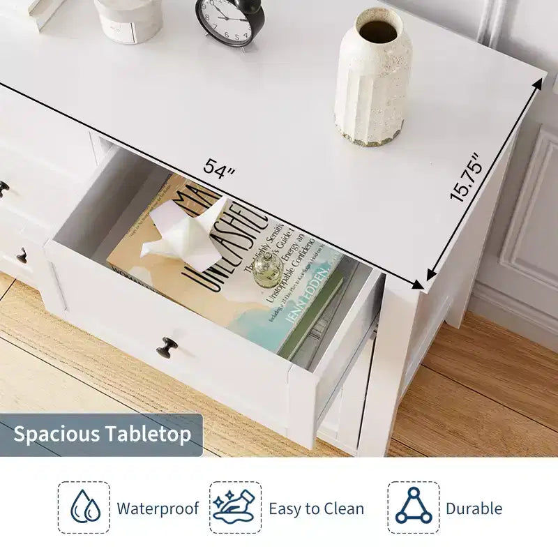 Commode à six tiroirs pour la chambre, avec de larges tiroirs en bois munis de poignées métalliques.