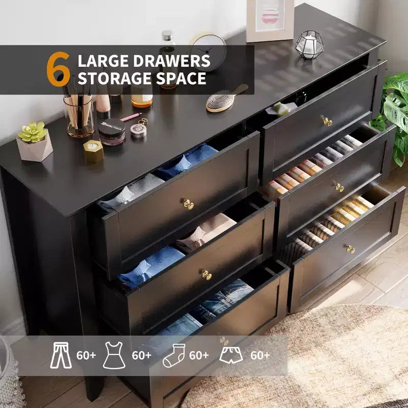 Commode à six tiroirs pour la chambre, avec de larges tiroirs en bois munis de poignées métalliques.