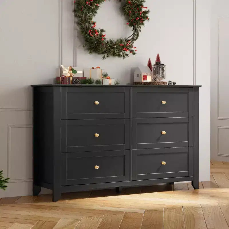 Commode à six tiroirs pour la chambre, avec de larges tiroirs en bois munis de poignées métalliques.
