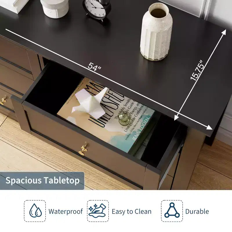 Commode à six tiroirs pour la chambre, avec de larges tiroirs en bois munis de poignées métalliques.