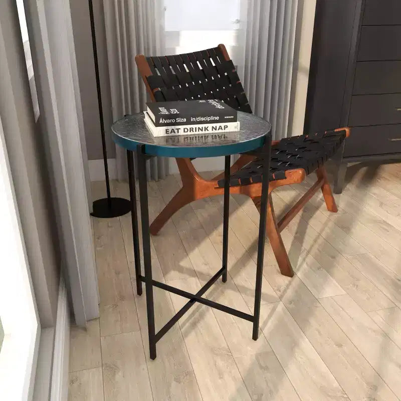 Guéridon en métal en forme de X avec plateau en verre texturé noir